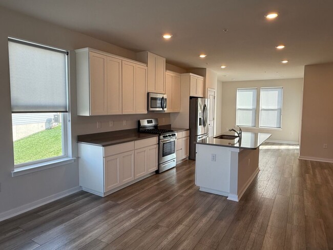 Foto del edificio - THREE BEDROOM/ END OF ROW TOWNHOME in Sout...