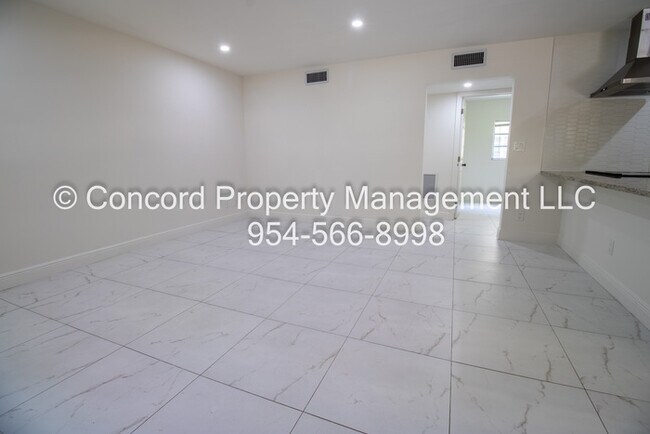 Building Photo - 1 Month Free Gorgeous 2BR- Open Layout- Island Kitchen-Pool- Central AC