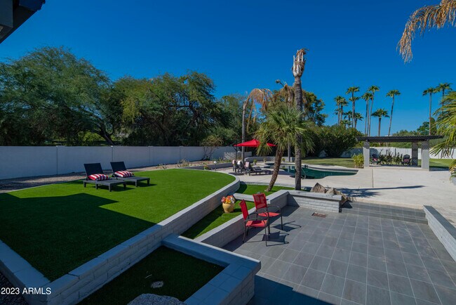 Foto del edificio - 5226 E Mountain View Rd