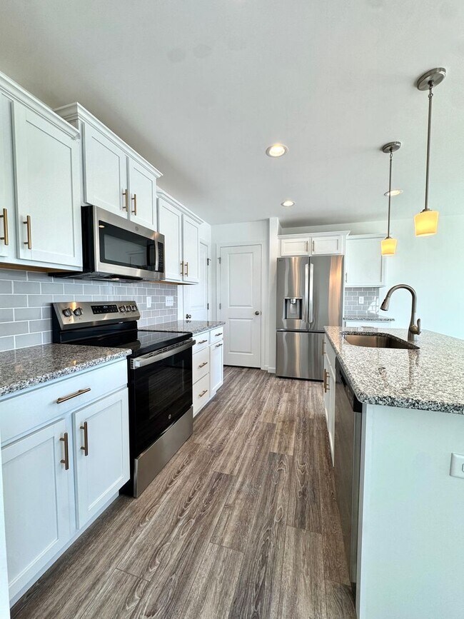 Foto del edificio - Newer Construction THREE BEDROOM/2.5 BATH ...