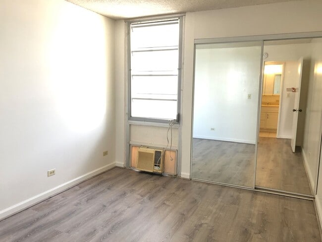 Building Photo - Great Salt Lake Location! 2/2 with 2 parki...
