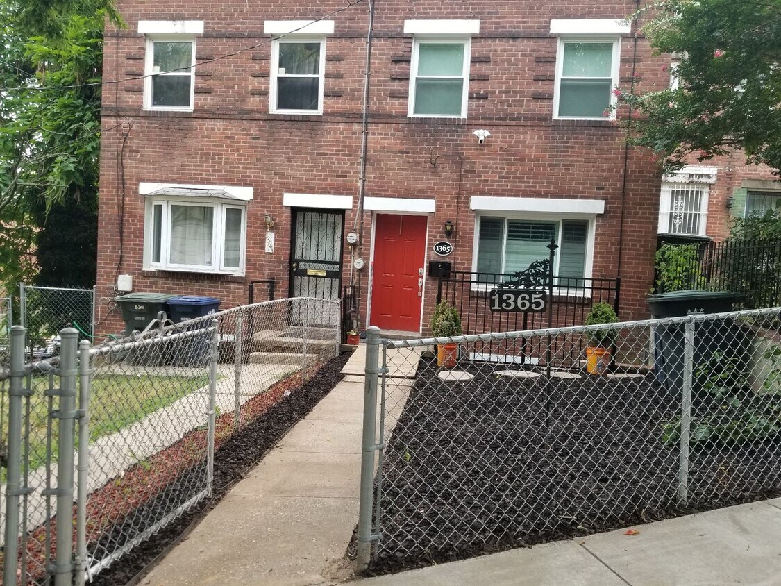 Foto principal - Lovely 2 BR/1 BA Townhome in Barry Farm!