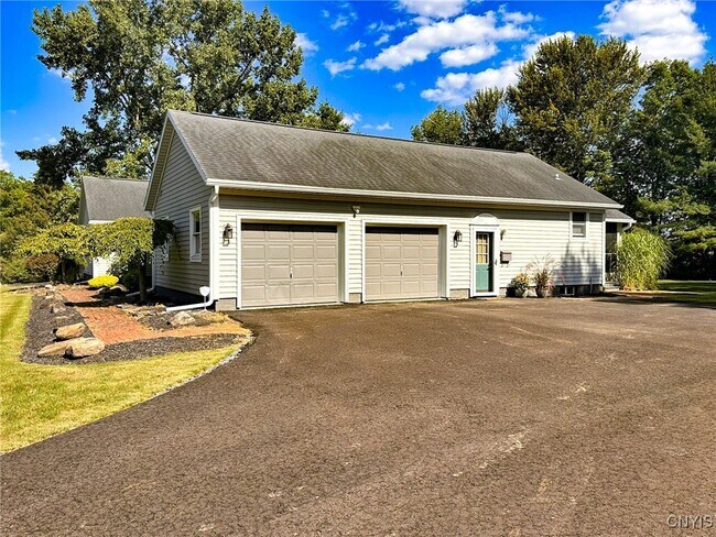 Building Photo - 97 1/2 Sanger Ave