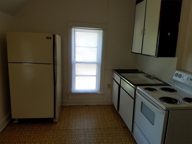 Building Photo - 1221 Iowa St