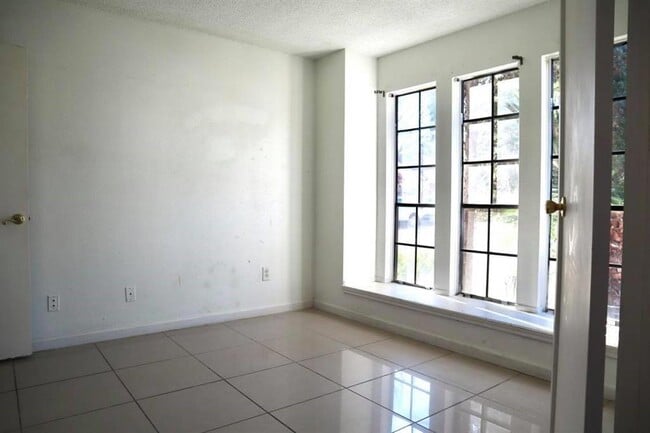 Building Photo - 8629 Kinghaven St