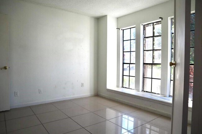 Foto del edificio - 8629 Kinghaven St
