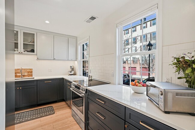 Building Photo - 1622 Beekman Pl NW