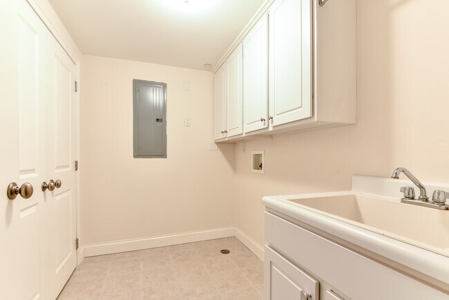 Foto del edificio - 5220 Indian Woods Dr