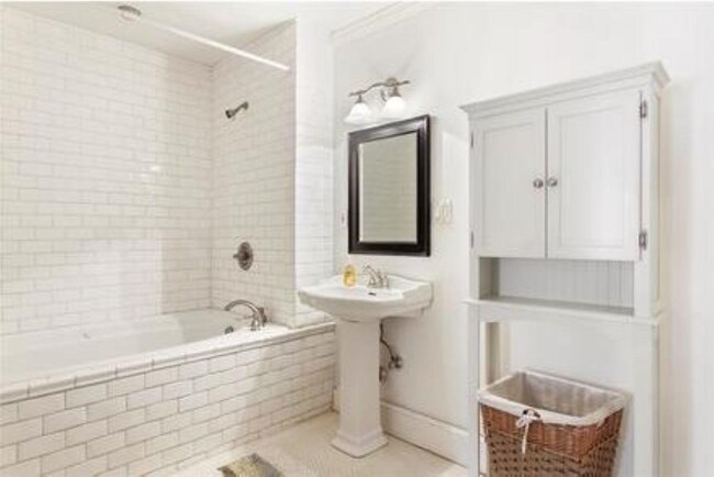 Baño #1 - 1987 Madison Ave