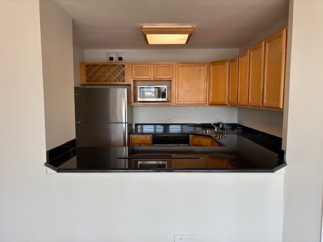 Building Photo - 525 W Hawthorne Pl