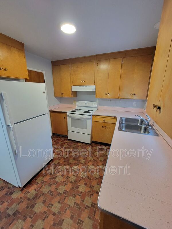 Building Photo - 1353 NW Tyler Ave
