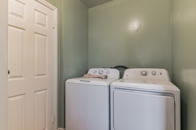 Washer & Dryer - 906 Victor Ave