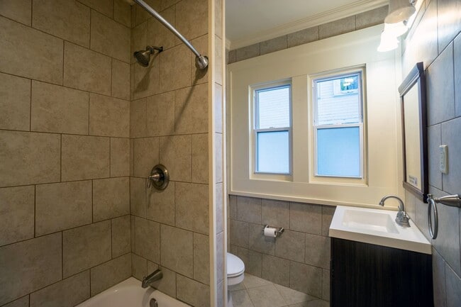Foto del edificio - AVAILABLE 8/1/26  3 Story Townhouse On Qui...
