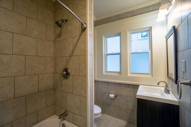 Building Photo - AVAILABLE 8/1/26  3 Story Townhouse On Qui...