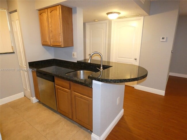 Foto del edificio - 2810 N Oakland Forest Dr