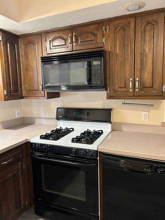 Foto del edificio - Spacious Colonial For Rent in Lyndhurst