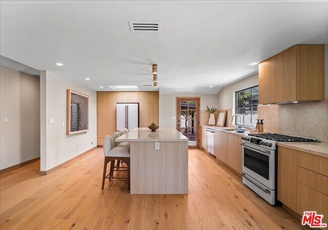 Foto del edificio - 14537 Hesby St
