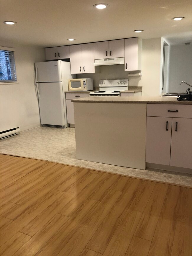 Building Photo - 440 21st Av W