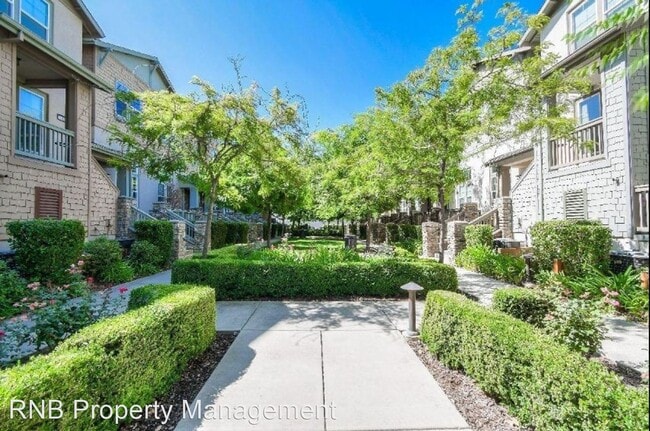 Building Photo - 405 Washington Square