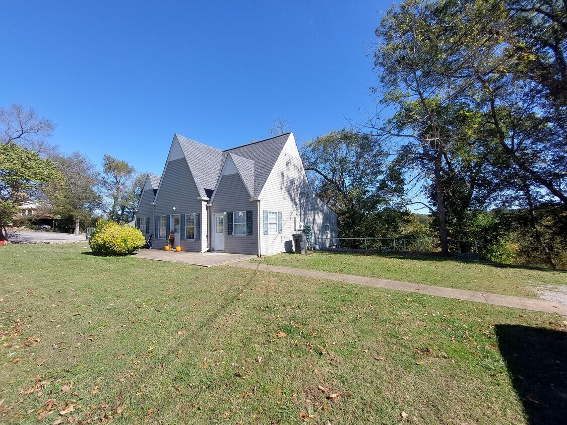 Primary Photo - 706 Riverside Dr