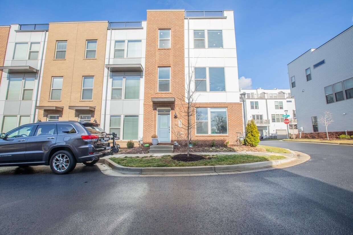Primary Photo - Lavish 3 BR/3.5 BA EOG Townhome in Rockville!