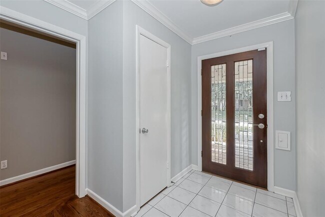 Building Photo - 4850 Briarbend Dr