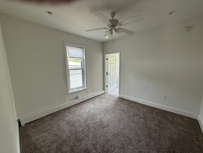 Building Photo - Charming 2 Bed, 2.5 Bath Home with Den & B...