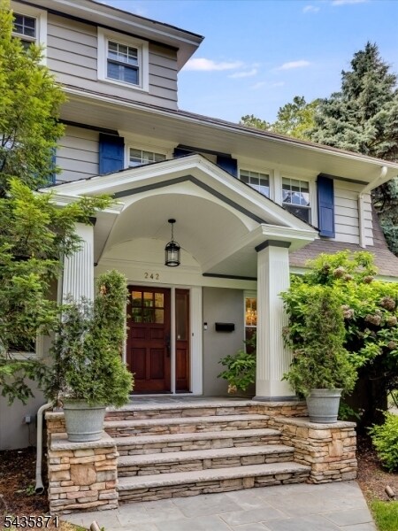 Foto del edificio - 242 Forest Ave
