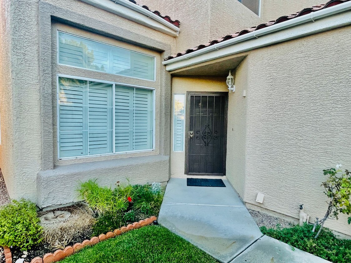 Foto del edificio - COMING SOON: 4 Bd, 3 bth in Stunning in Su...