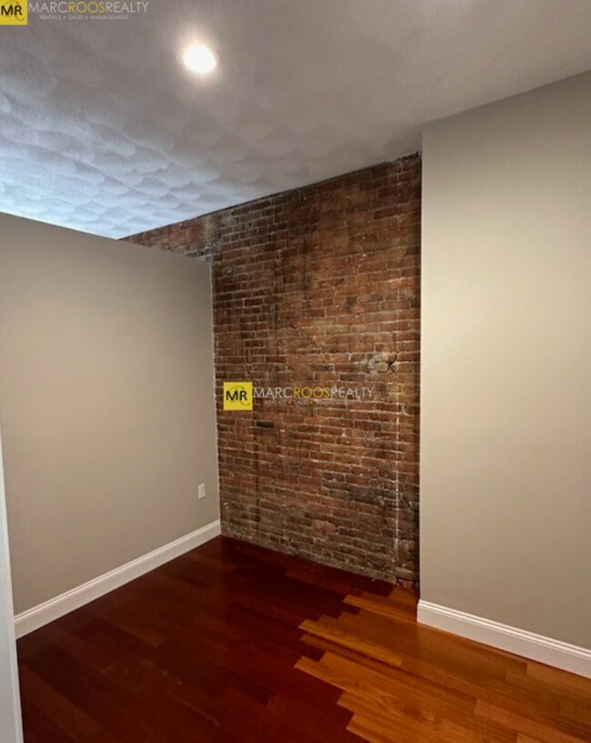 Building Photo - 251 Newbury St