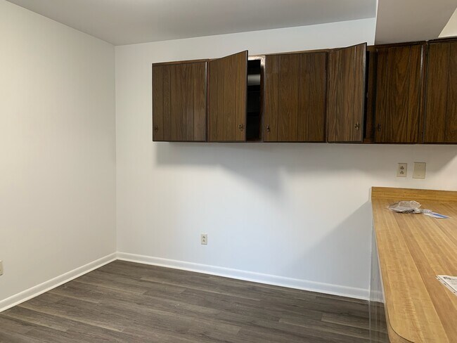Comedor, gabinetes, encimera de cocina. - 845 Brian Dr