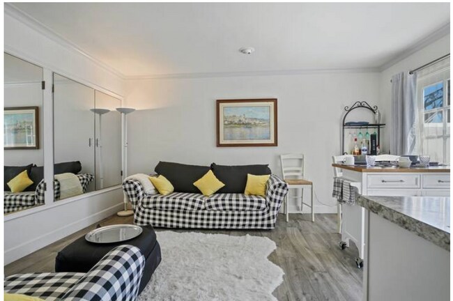 Living Room/mirrored closets - 8966 Shoreham Dr