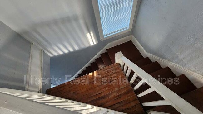 Building Photo - 826 E Duffy St