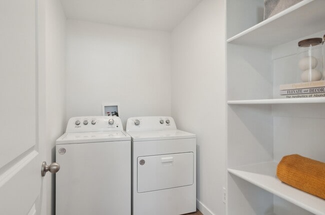 Foto del edificio - Little Valley Townhomes