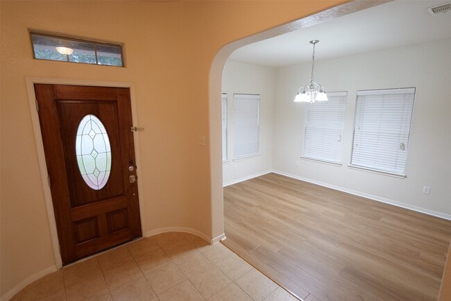 Foto del edificio - 803 Harbor Lakes Ln