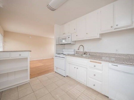 Foto del edificio - 5541 Newcastle Ave