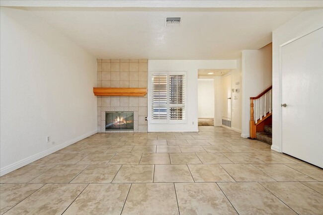 Foto del edificio - SPACIOUS 3BR/2BA Condo in Canyon Crest Nea...