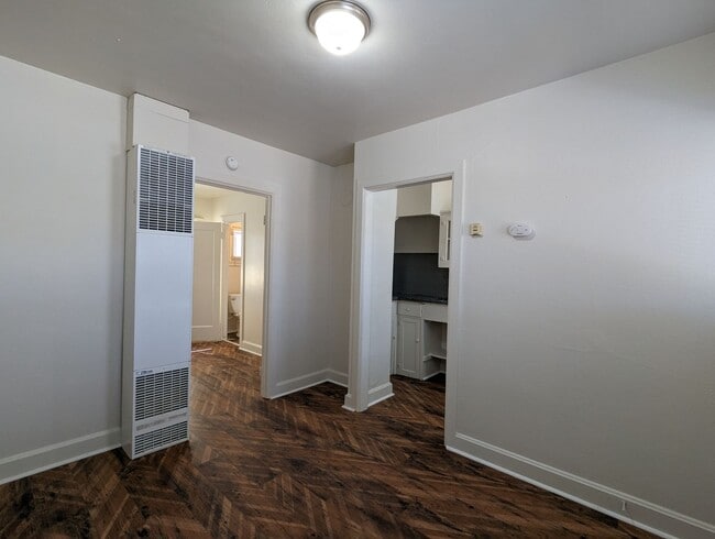 Building Photo - Great 1 bed/1 bath apartment with solid surface flooring!