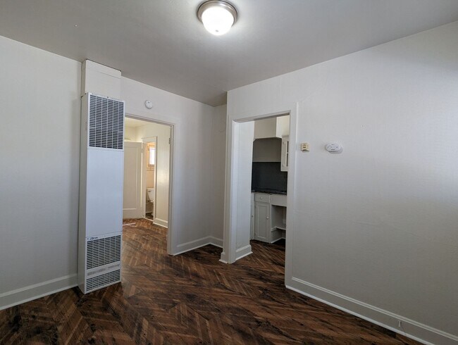Foto del edificio - Great 1 bed/1 bath apartment with solid surface flooring!