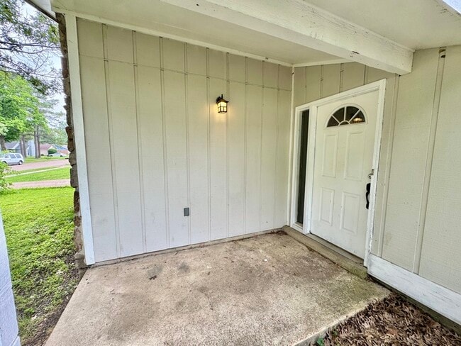 Building Photo - 5785 Willow Springs Dr