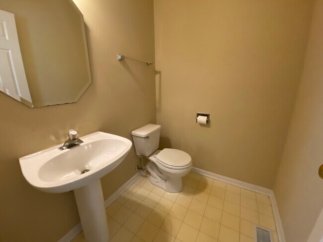Building Photo - 170 Hidden Pond Cir