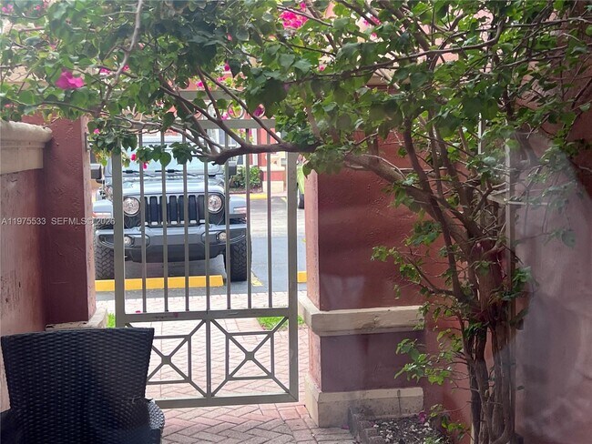 Foto del edificio - 6104 NW 114th Pl
