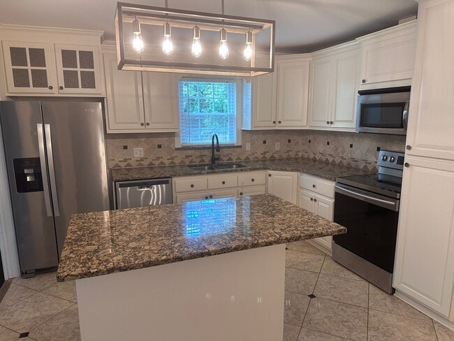 Building Photo - Beautiful 3 Bedroom Home in Windsor Park!!