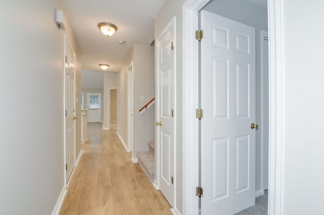 Building Photo - 3 Bedroom 2 Bath Townhouse With Garage