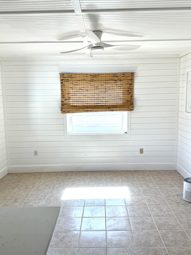 Foto del edificio - 328 51st St Ct W