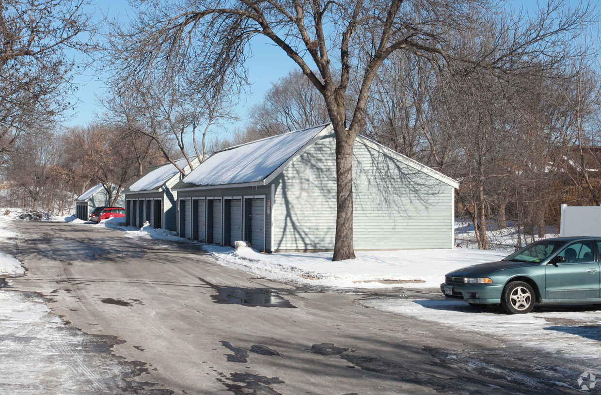 Building Photo - Brook Gardens Apartments & Townhomes