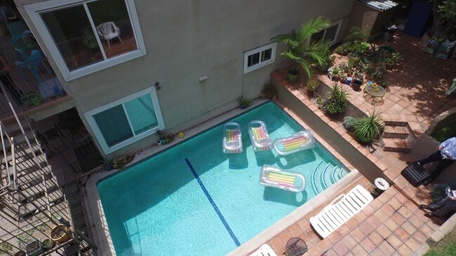 Building Photo - 2010 Hillcrest Rd