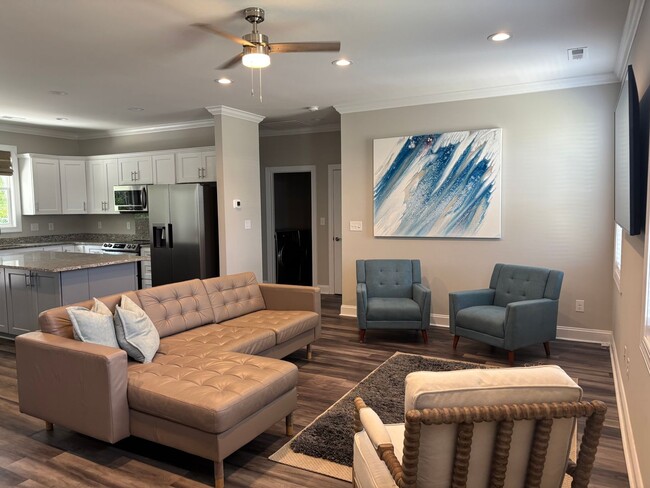Building Photo - New home in Pine Knoll Shores
