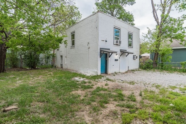 Building Photo - 2737 Stuart Dr