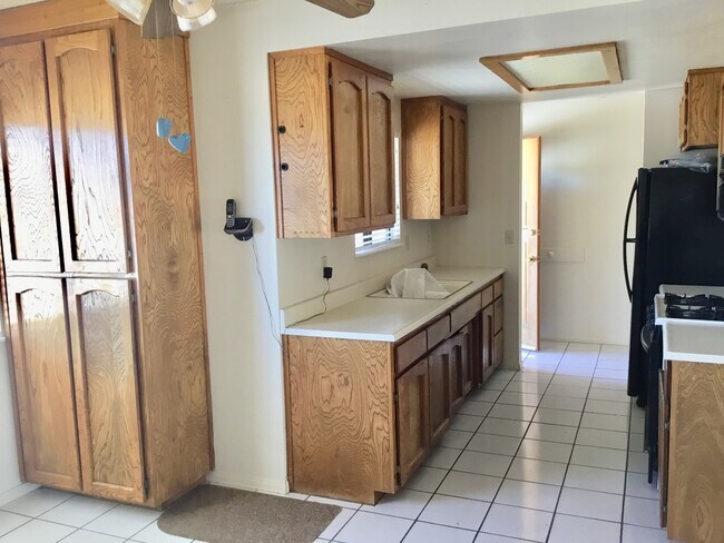 Foto del edificio - Huge House on a 2 1/2 acre lot in  North J...